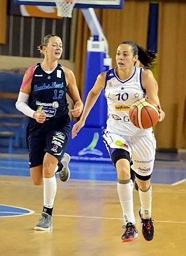 Sarah MICHEL au grand galop devant Aija PUTNINA Sarah MICHEL au grand galop devant Aija PUTNINA