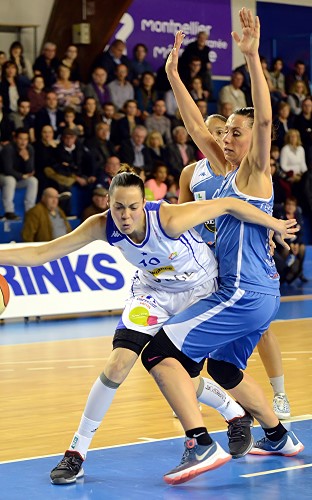 Sarah MICHEL contourne ici Gunta BASKO tout comme le BLMA contourne Basket Landes