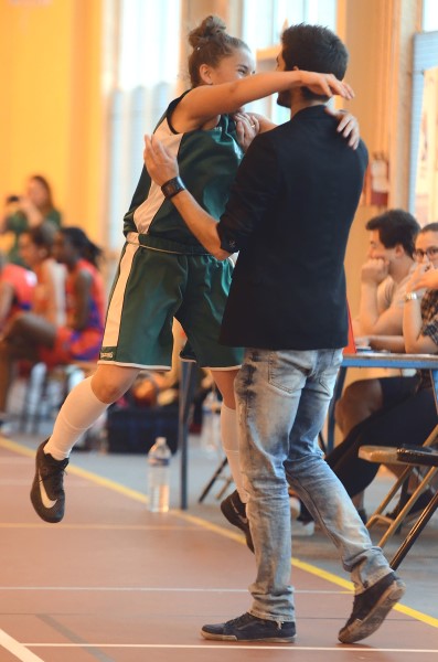 Après en avoir écouté les consignes, Sarah DESSAINT peut sauter dans les bras de son coach pour savourer la victoire