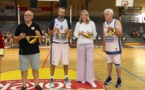 De gauche à droite ici en 2022 : Jean-Paul Rebatet, Antoine Rigaudeau, Isabelle Fijalkowski (Club des Internationaux) et le « vétéran » de Los Vétéranos de Valencia (photo : P. DUPERRON)