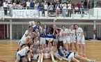 Les Filles de Basket Landes fêtent leur victoire devant la tribune de leurs parents