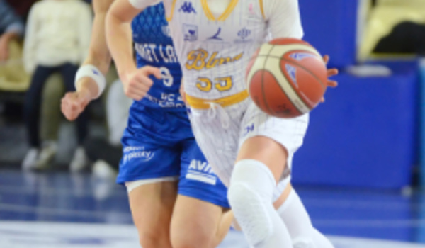 Julie VANLOO devance ici Céline DUMERC et c'est tout le BLMA qui s'impose devant Basket Landes