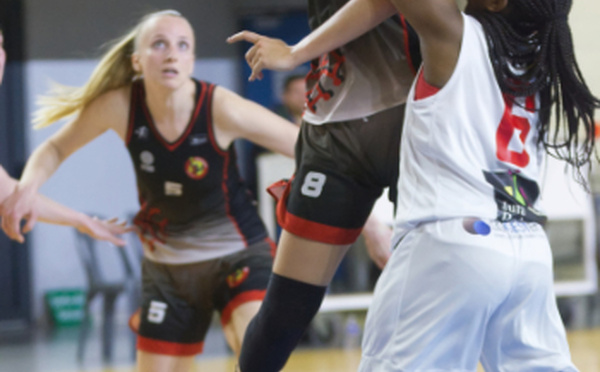Typhaine SOUCHON s'impose ici et monte au cercle devant Baleta MUKOKO