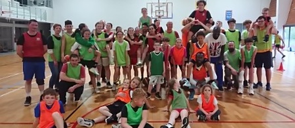 Des ballons et des sourires lors d'un Family Day : tout l'esprit de l'US Argenton Basket en une photo