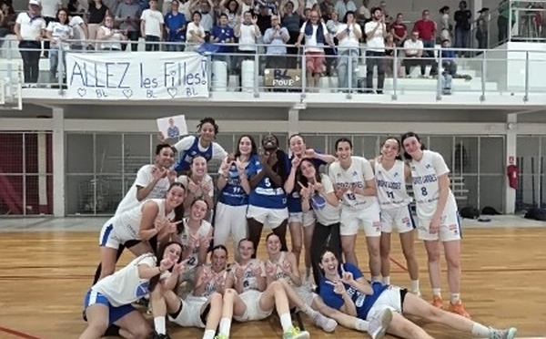 Les Filles de Basket Landes fêtent leur victoire devant la tribune de leurs parents