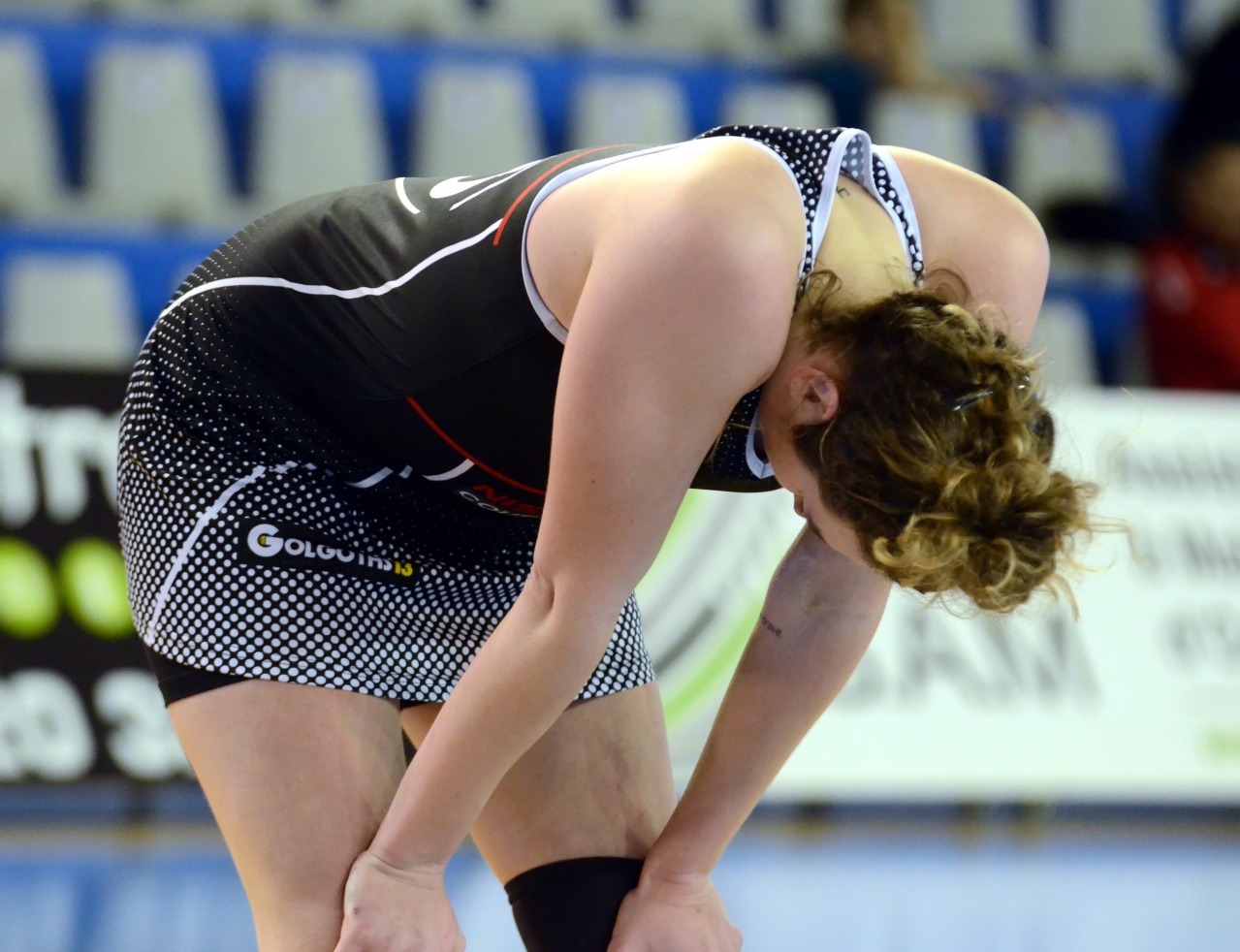 1_Lingua_Tete_Baissée_F