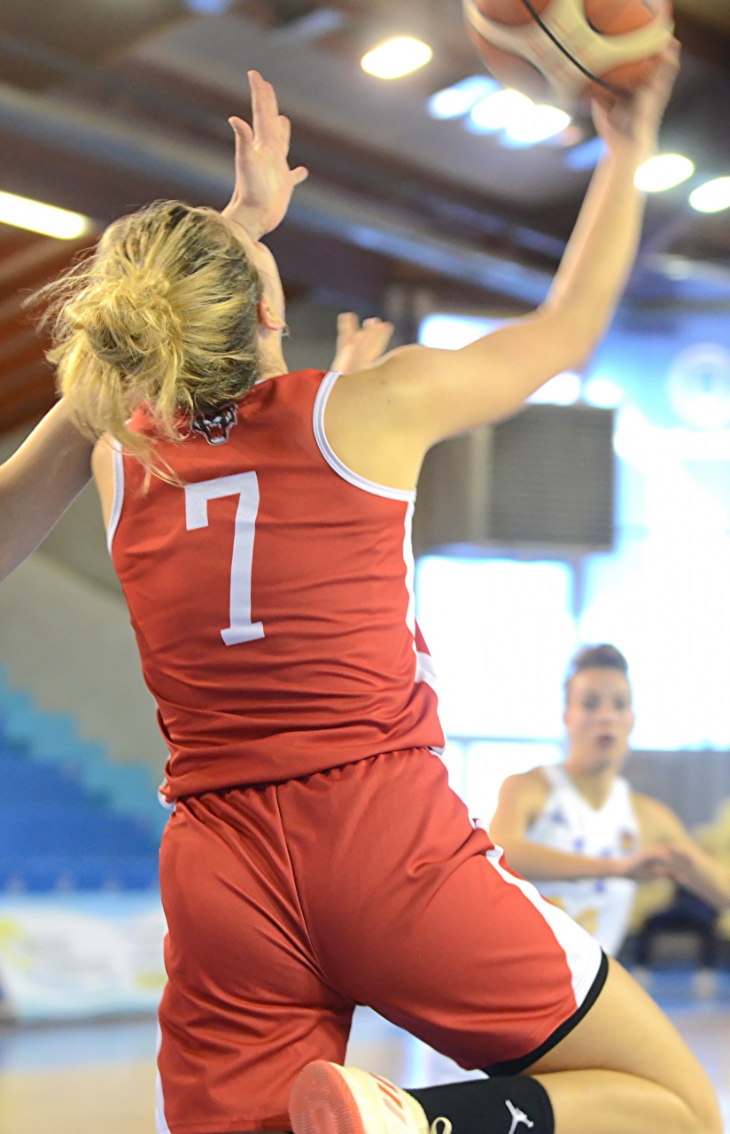 0_Farkasova_Lay_Back_F