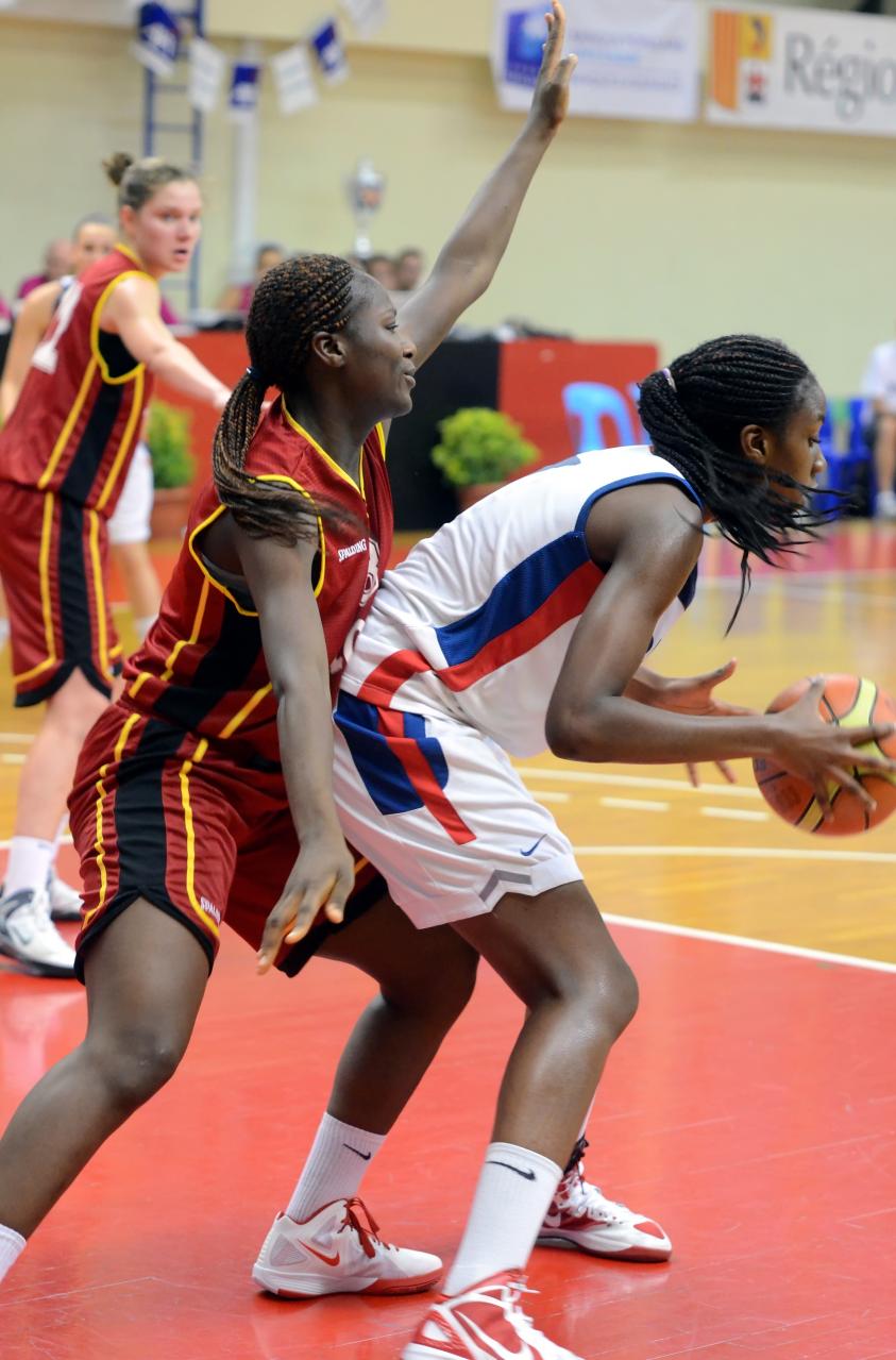 FRA_BEL_Bagarre_Intérieure_F