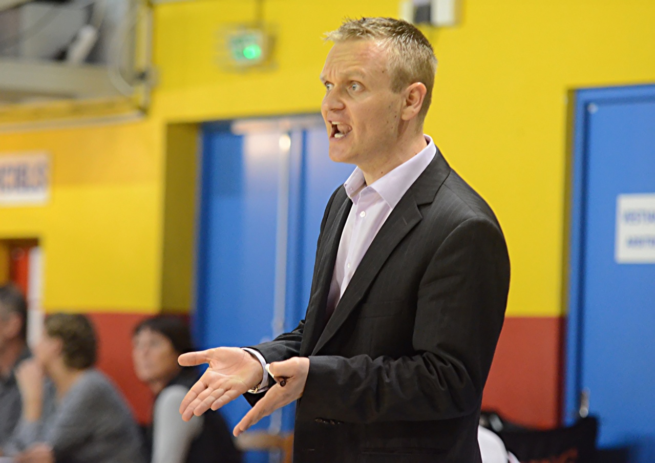 Coach_Damien_Pas_Content_F