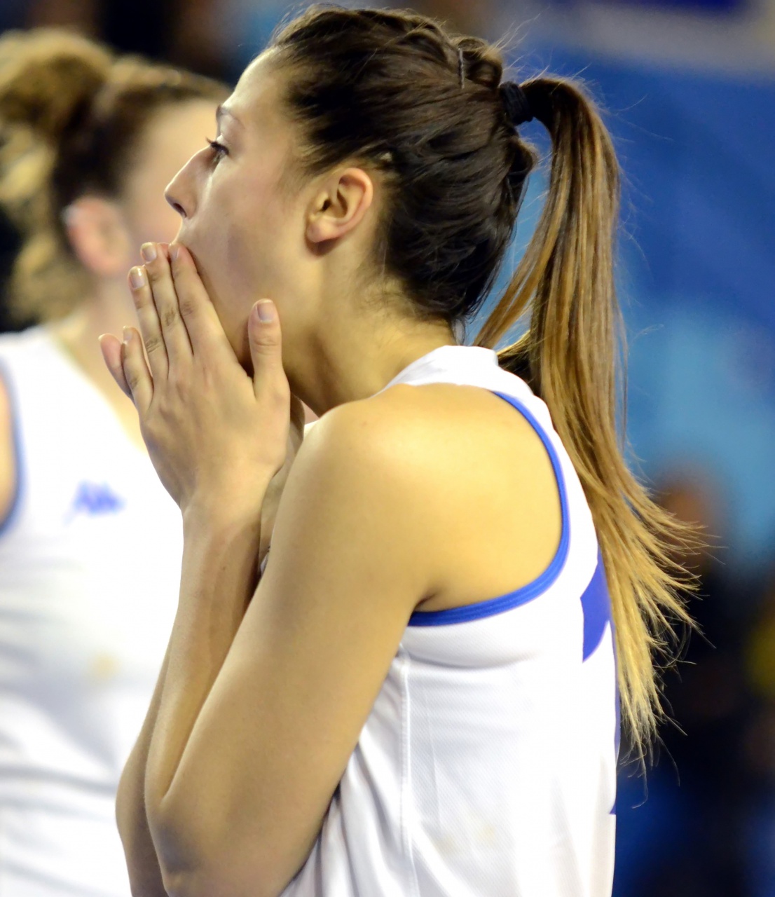 Elise_Mains_Jointes_Avant_F