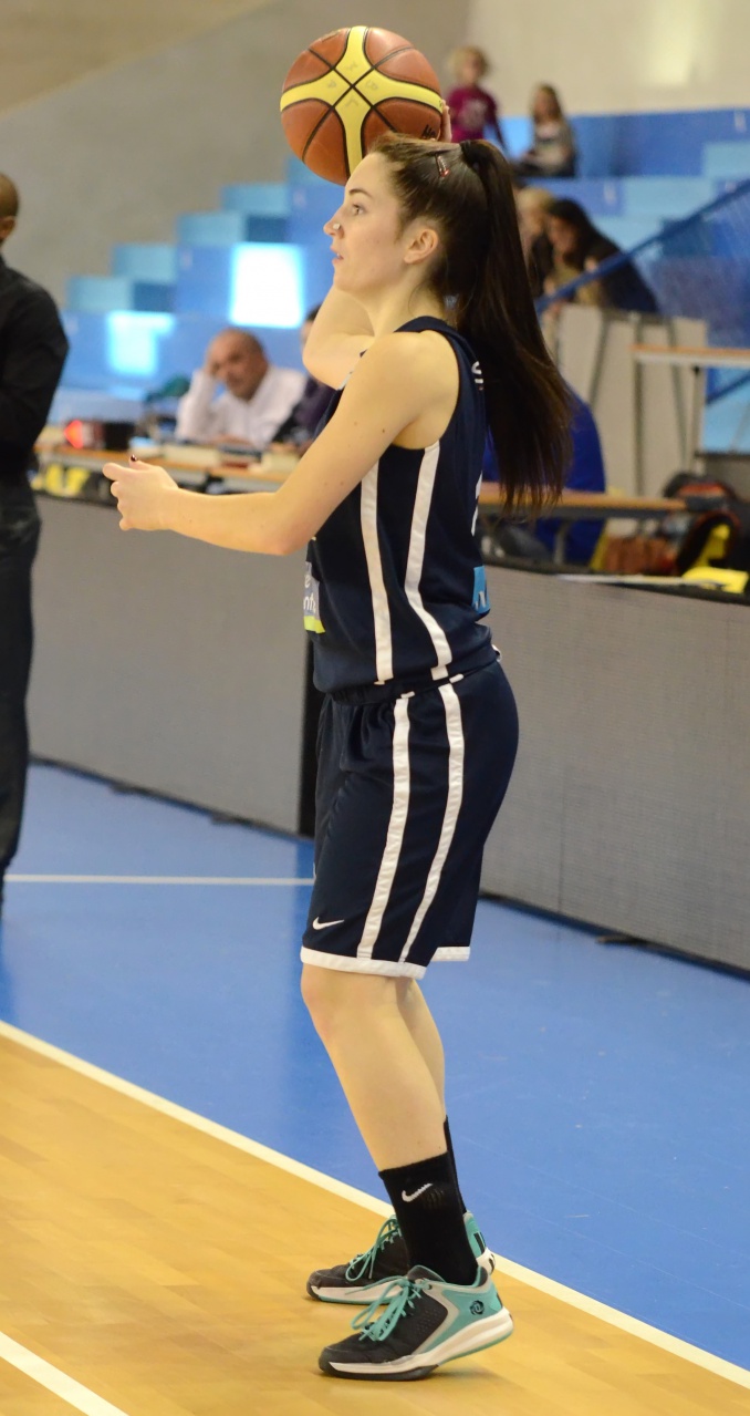 Aline_Passe_Une_Main_F