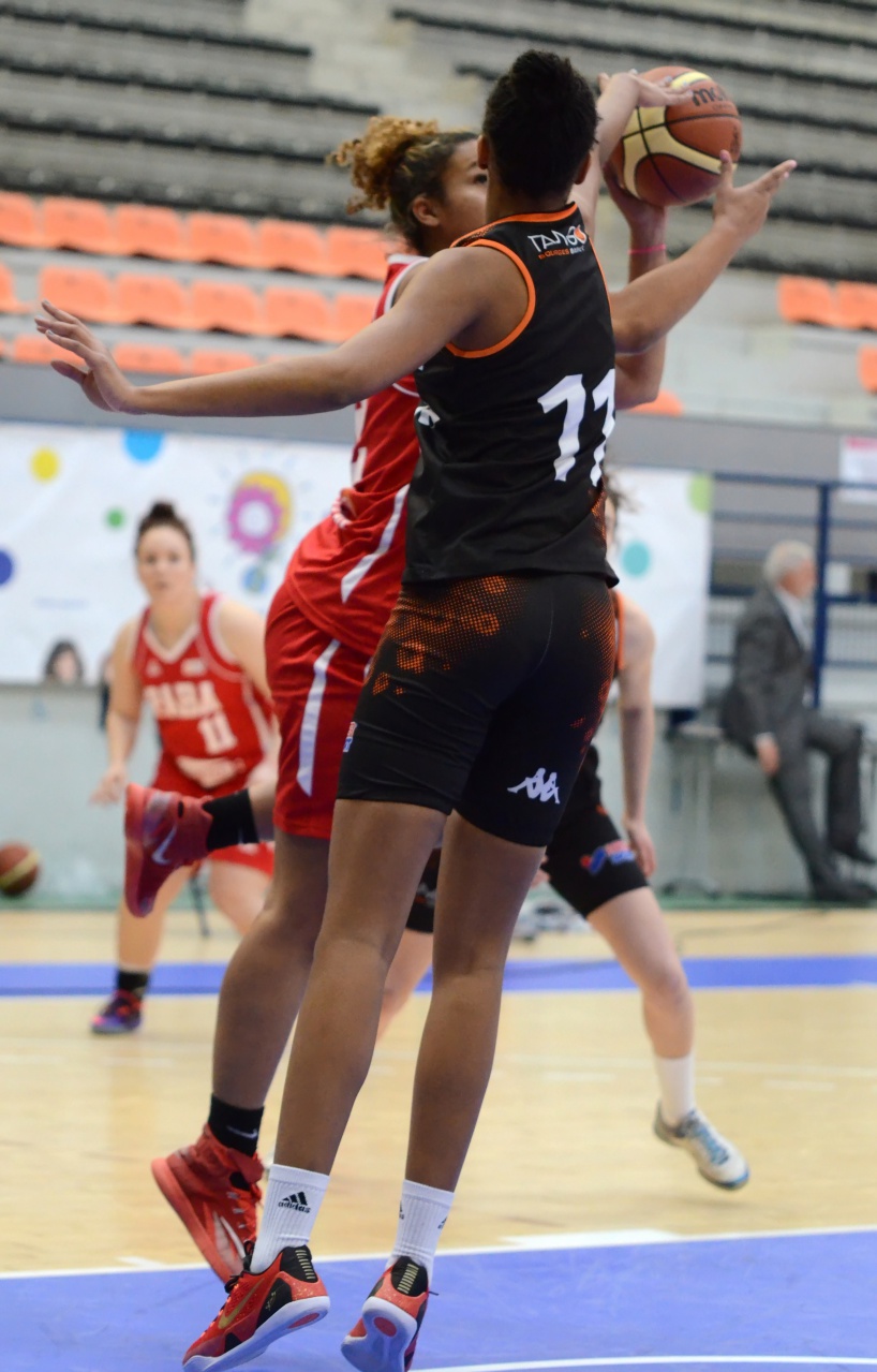 MBaye_Devant_Bourges_F