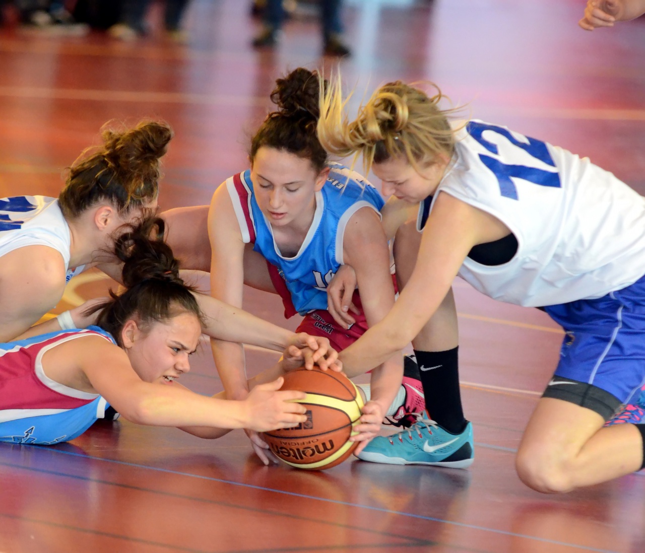 Laurie_Phoebe_Ballon_Disputé_2_F