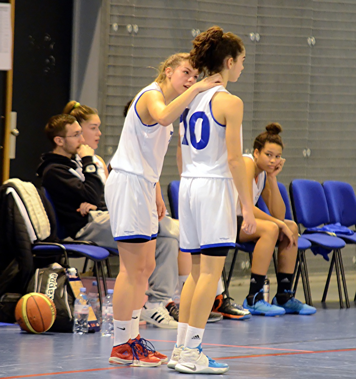 Camille_Encourage_Rachel_F