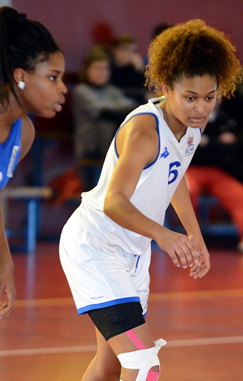 2_Ines_Attente_Rebond_F