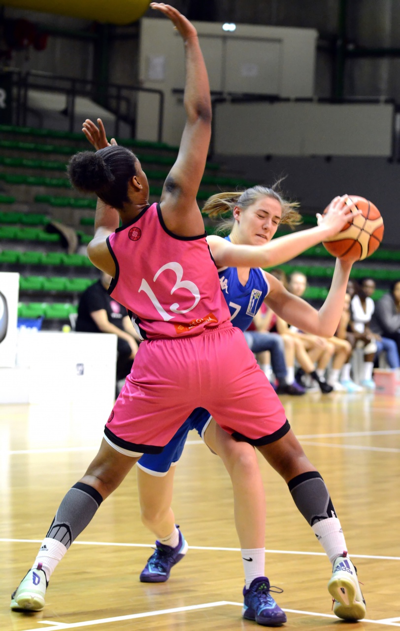 Ottensen_Défend_Carrau_F