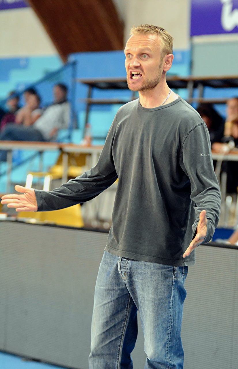 Coach_Damien_Pas_Content_F